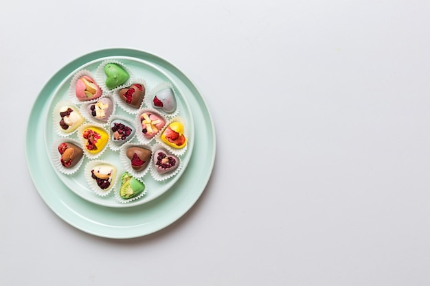 Trei farfurii cu mâncăruri colorate